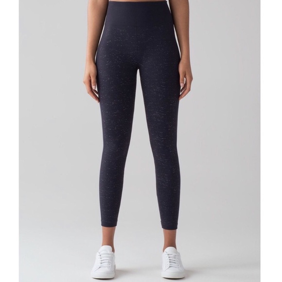 Lululemon Free To Flow 7/8 Tight Navy White Size 8 - Picture 3 of 9